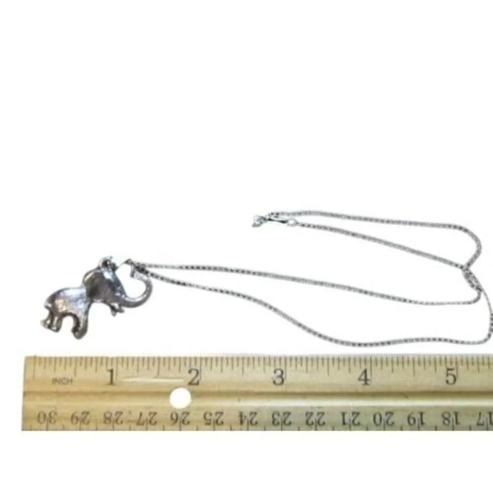 Vintage Elephant Love*Beautiful Silver Plated 3-D Pendant & Chain‎ Necklace
